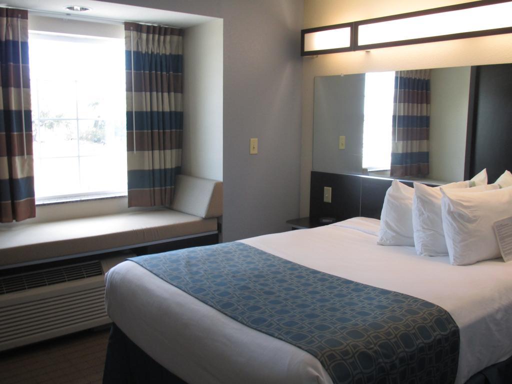 Microtel Inn & Suites Belle Chasse 객실 사진
